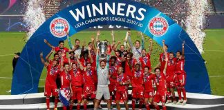 Il capitano del Bayern Monaco Manuel Neuer solleva la coppa della Champions League, 23 agosto 2020 (Foto di Miguel A. Lopes/Pool via Getty Images)