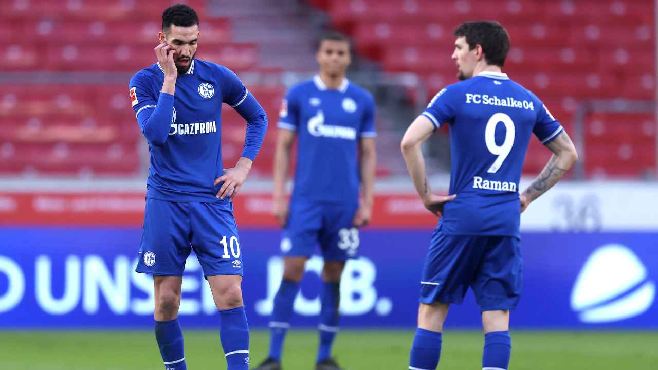 Schalke 04, da sinistra: Nabil Bentaleb, Malick Thiaw e Benito Raman dopo il quarto gol concesso allo Stoccarda (foto di Alex Grimm/Getty Images)