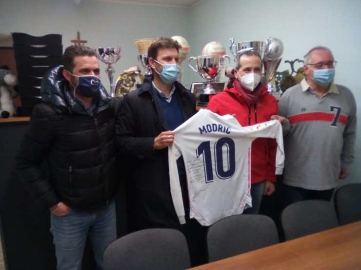 La maglia del Real Madrid che Luka Modric ha firmato e regalato all'Immacolata Alzano (foto © L'Eco di Bergamo)