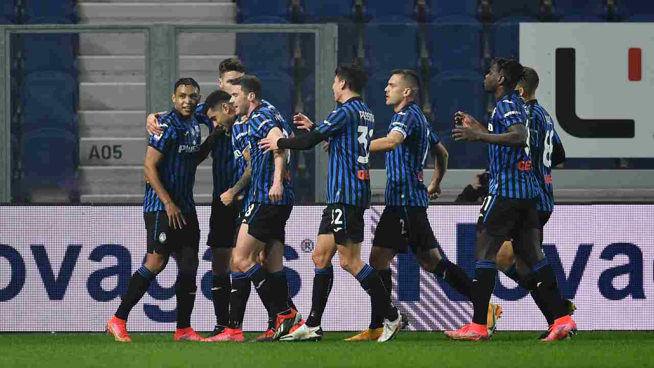 Atalanta, la squadra festeggia il quarto gol nella partita di Serie A con il Napoli, 21 febbraio 2021 (foto di Valerio Pennicino/Getty Images)