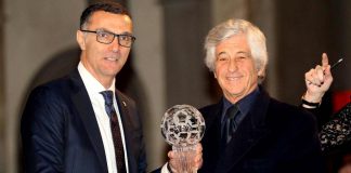 Da sinistra: l'ex calciatore dell'Inter e commentatore sportivo Beppe Bergomi durante l'assegnazione del premio FIGC "Hall of fame del calcio italiano", firenze, 17 gennaio 2017 (foto di Gabriele Maltinti/Getty Images)