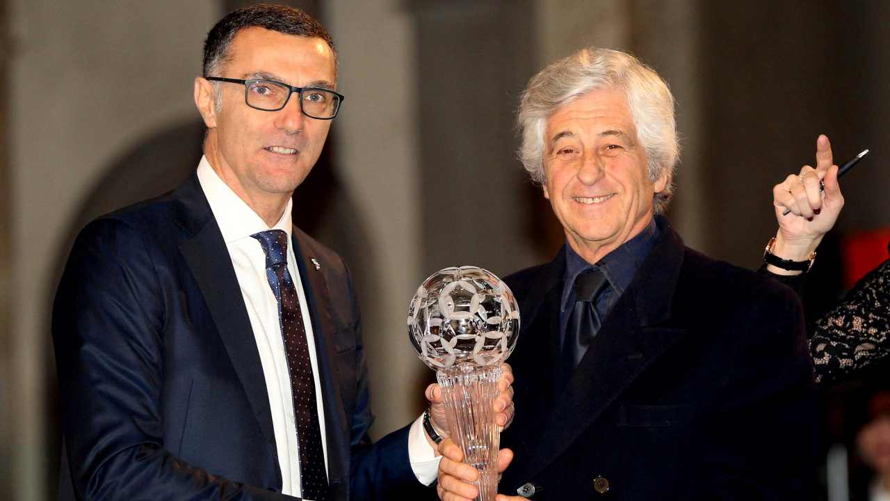 Da sinistra: l'ex calciatore dell'Inter e commentatore sportivo Beppe Bergomi durante l'assegnazione del premio FIGC "Hall of fame del calcio italiano", firenze, 17 gennaio 2017 (foto di Gabriele Maltinti/Getty Images)