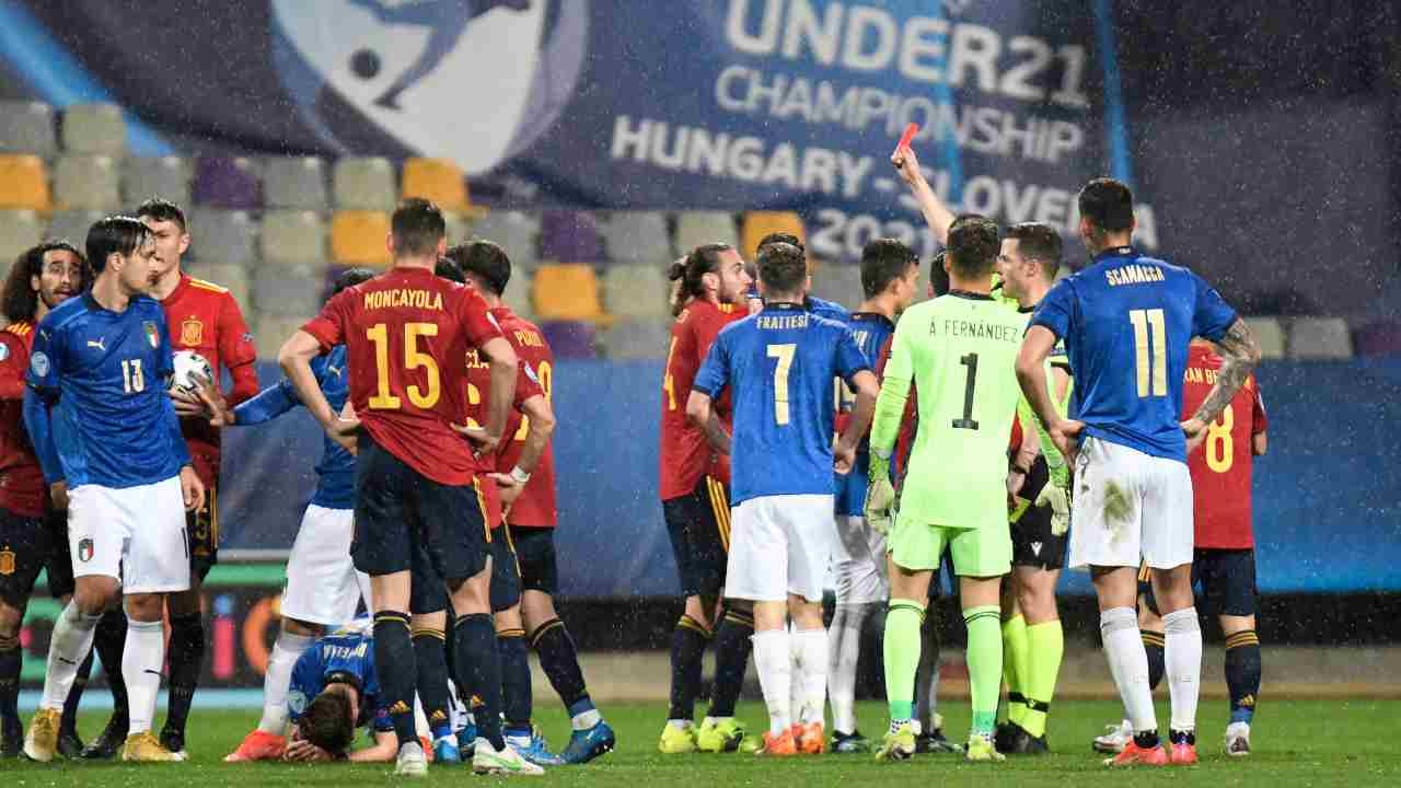 Spagna U21-Italia U21: l'arbitro Harm Osmers estrae il rosso per Oscar Mingueza. Campionato Europeo, 27 marzo 2021 (foto Jurij Kodrun/Getty Images).