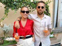 Da destra: il centrocampista Papu Gomez e la moglie Linda Raff nel ristorante Sole di Bergamo, settembre 2020 (foto Instagram @linda.raff)