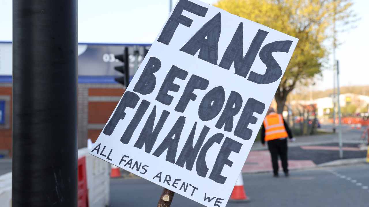 La protesta dei tifosi del Leeds United ad Elland Road prima della partita con il Liverpool. Premier League, 19 aprile 2021 (foto di Clive Brunskill/Getty Images).