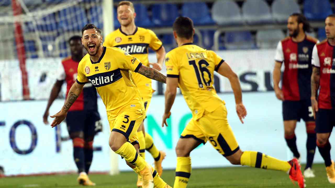 Parma, in primo piano da sinistra: Giuseppe Pezzella e Vincent Laurini festeggiano la rete del parziale 0-1 sul Cagliari nella Sardegna Arena. Serie A, 17 aprile 2021 (foto di Enrico Locci/Getty Images).