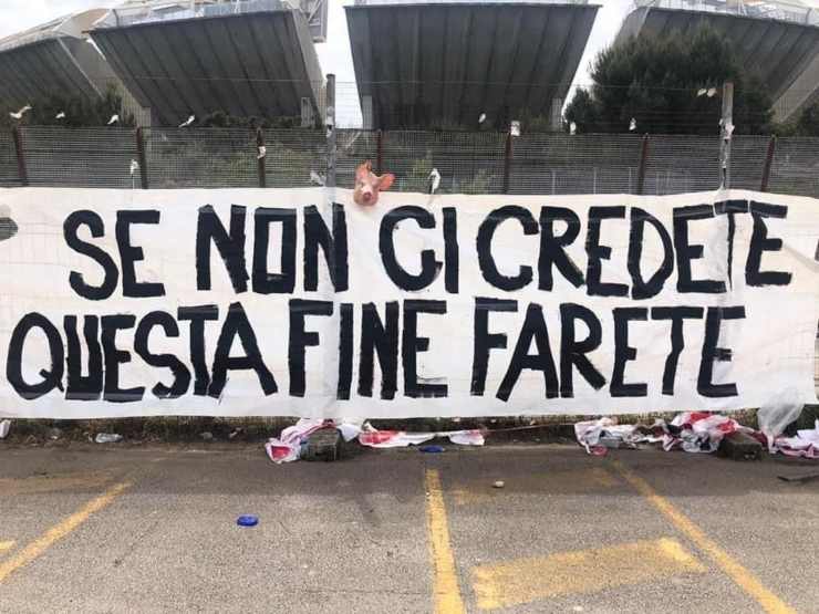 Bari, lo striscione appeso dai tifosi fuori dallo Stadio San Nicola (foto © LaBariCalcio.it).