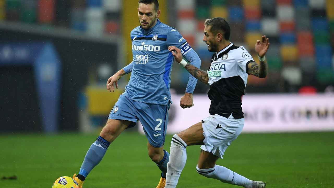 Da sinistra: il capitano dell'Atalanta Rafael Toloi protegge il pallone dall'attaccante dell'Udinese Roberto Pereyra. Serie A, 20 gennaio 2021 (foto di Alessandro Sabattini/Getty Images).