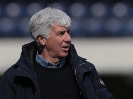 Atalanta, il tecnico Gian Piero Gasperini a bordocampo nello Stadio Marcantonio Bentegodi prima della partita con l'Hellas Verona. Serie A, 21 marzo 2021 (foto di Emilio Andreoli/Getty Images).