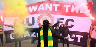 Manchester United, le proteste dei tifosi contro la famiglia Glazer, amministratrice delegata della società. 2 maggio 2021 (foto Getty Images/Getty Images).