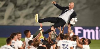 Real Madrid, i giocatori festeggiano il tecnico Zinedine Zidane dopo la vittoria matematica del campionato de La Liga 2019/20. Estadio Alfredo Distefano, partita con il Villareal, 16 luglio 2020 (foto di Denis Doyle/Getty Images).