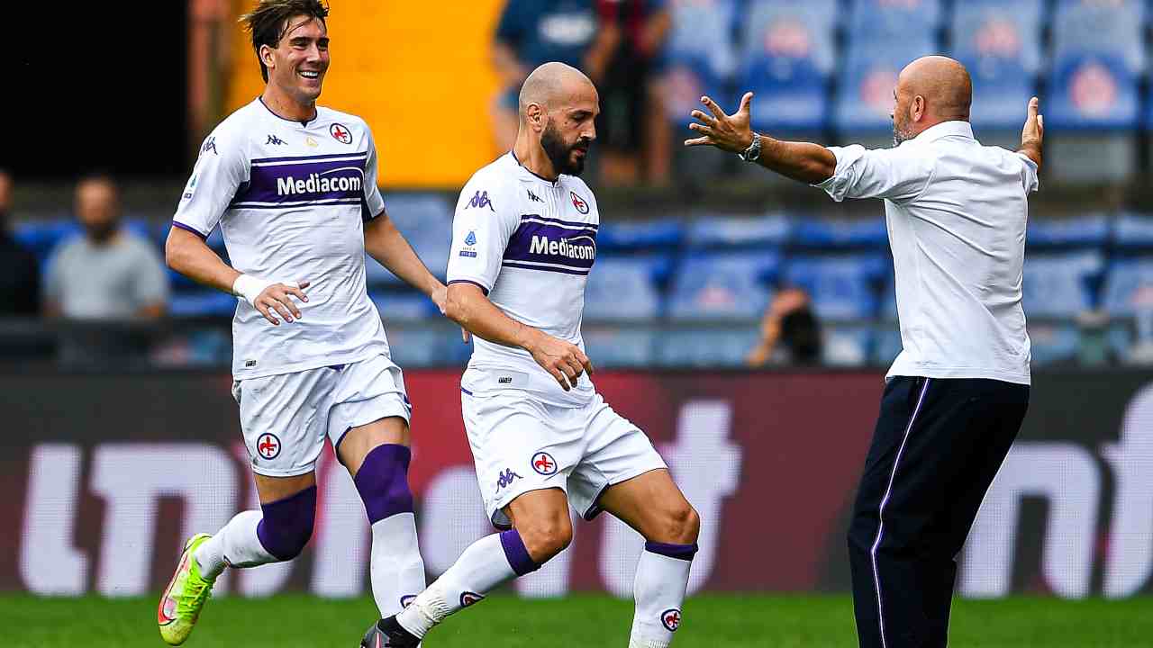 Dusan Vlahovic e Riccardo Saponara (attaccante e centrocampista della Fiorentina) esultano insieme a Vincenzo Italiano (allenatore della Fiorentina) (credit: Getty Images) 
