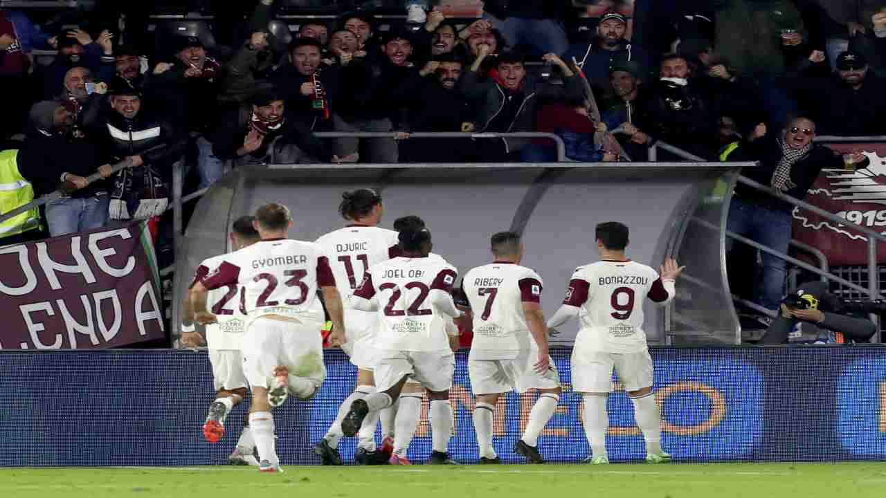 La Salernitana festeggia il gol di Bonazzoli - credit: Getty Images