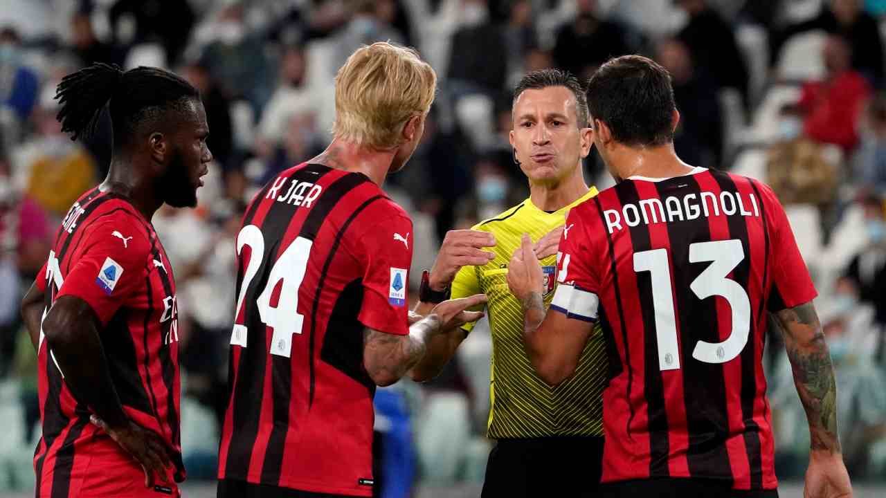 Franck Kessié (centrocampista del Milan), Simon Kjaer e Alessio Romagnoli (difensori del Milan) a colloquio con l'arbitro Doveri (credit: Getty Images)