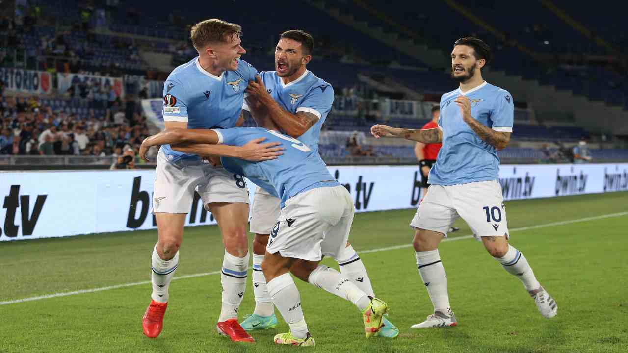 La Lazio che festeggia il gol contro la Lokomotiv - credit: Getty Images