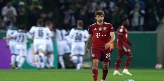 Muller (Bayern Monaco) sconsolato mentre il Gladbach sullo sfondo festeggia - credit: Getty Images