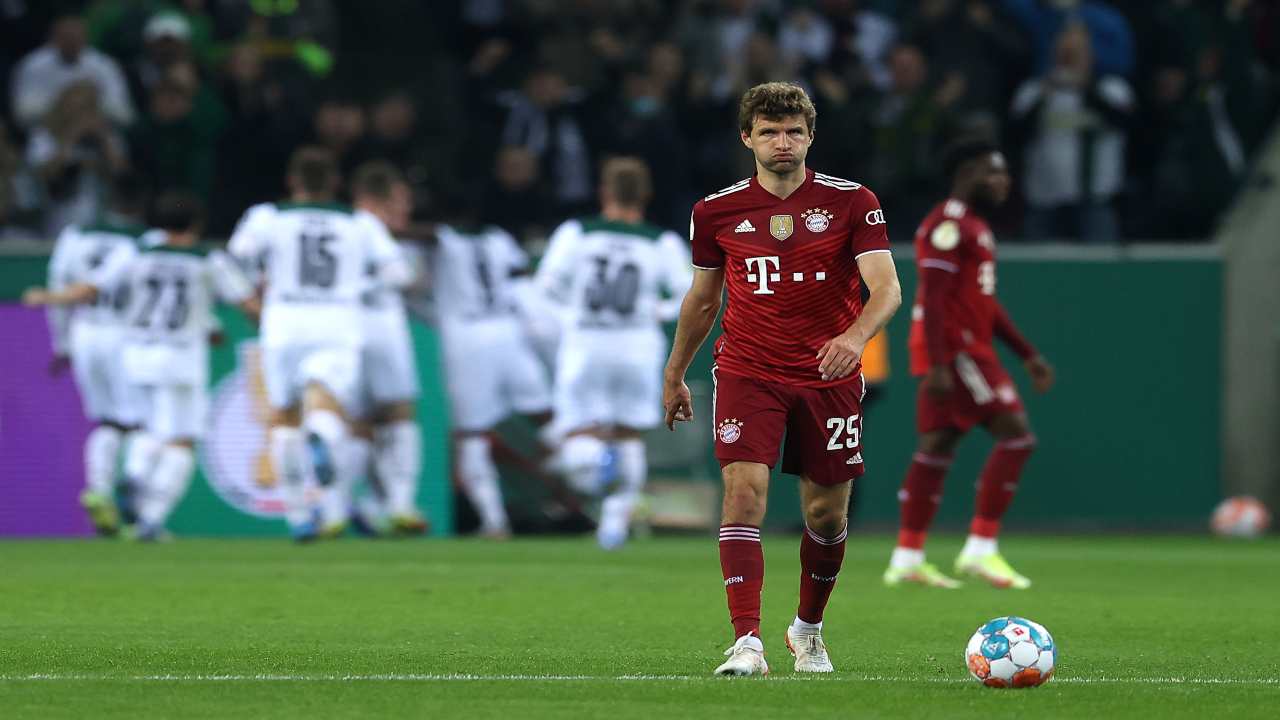 Muller (Bayern Monaco) sconsolato mentre il Gladbach sullo sfondo festeggia - credit: Getty Images