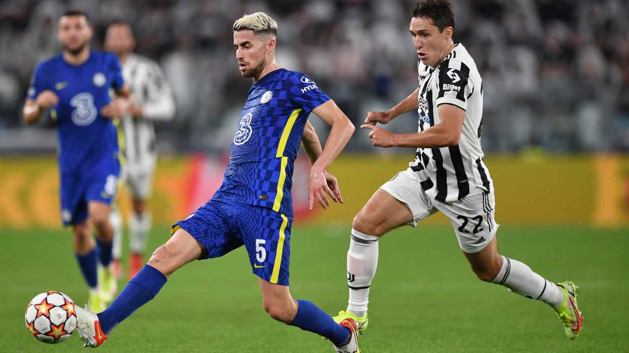Gli italiani Chiesa e Jorginho nella gara d'andata tra Juventus e Chelsea - credits: Getty Images. Sportmeteoweek