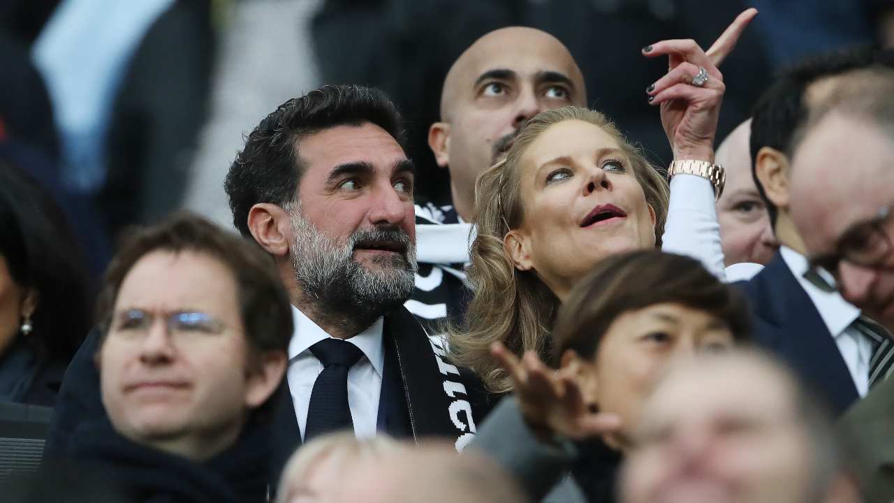 Yasir Al-Rumayyan e Amanda Staveley, Proprietari del Newcastle - credit: Getty Images. Sportmeteoweek