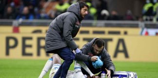 Victor Osimhen, attaccante del Napoli, soccorso dallo staff medico dopo lo scontro con Skriniar (credit: Getty Images)