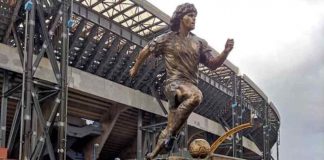 La statua dedicata a Diego Maradona (Credit Foto Twitter)