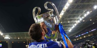 César Azpilicueta bacia la Champions League vinta dal Chelsea nella scorsa stagione (credit: Getty Images)