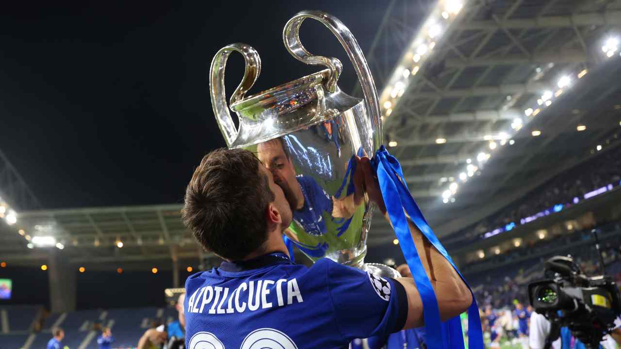 César Azpilicueta bacia la Champions League vinta dal Chelsea nella scorsa stagione (credit: Getty Images)