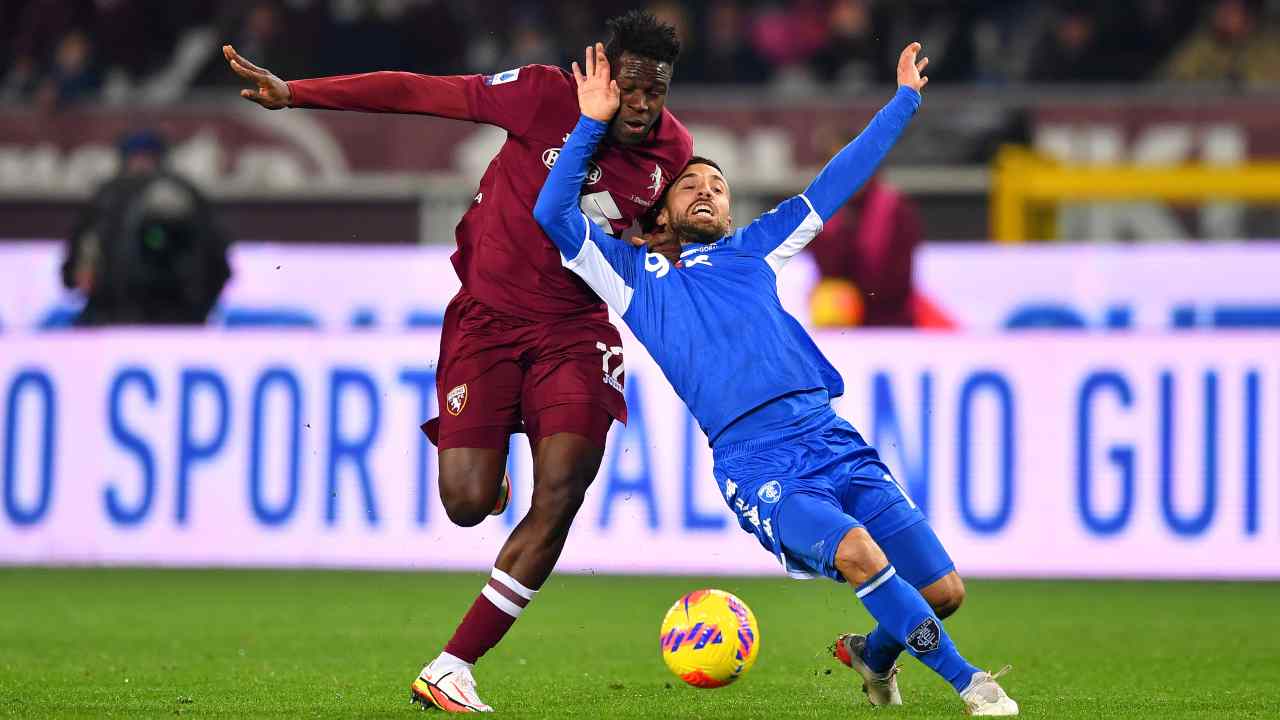 Wilfried Singo commette il fallo che lascia il Torino in dieci uomini (credit: Getty Images)