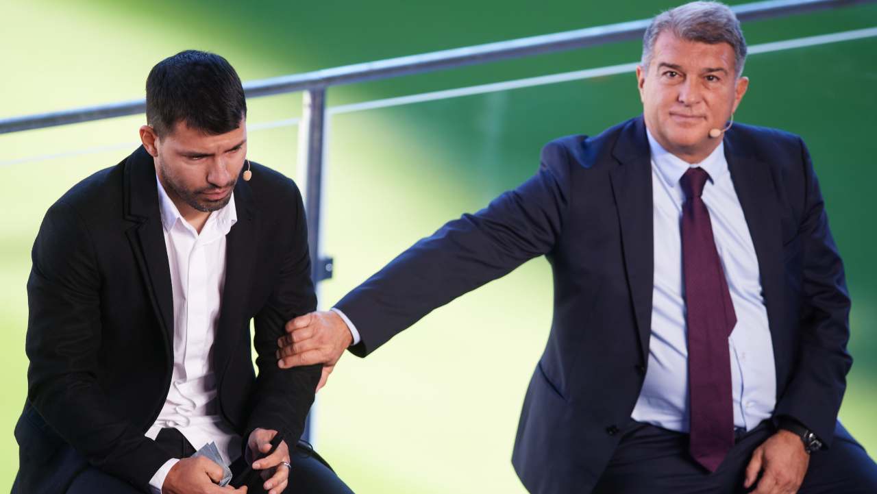Sergio Aguero e Joan Laporta, Presidente del Barcellona (credit: Getty Images)