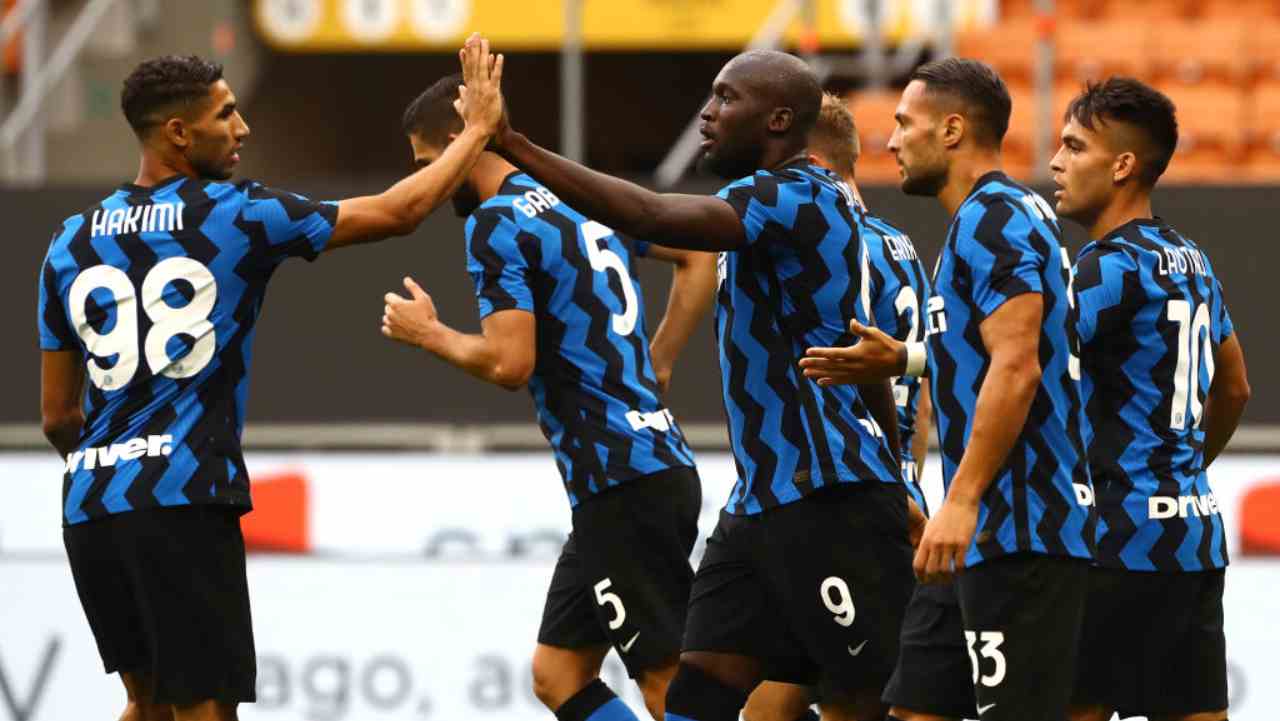 Giocatori dell'Inter esultano dopo un gol messo a segno nell'amichevole contro il Pisa (credit: Getty Images)