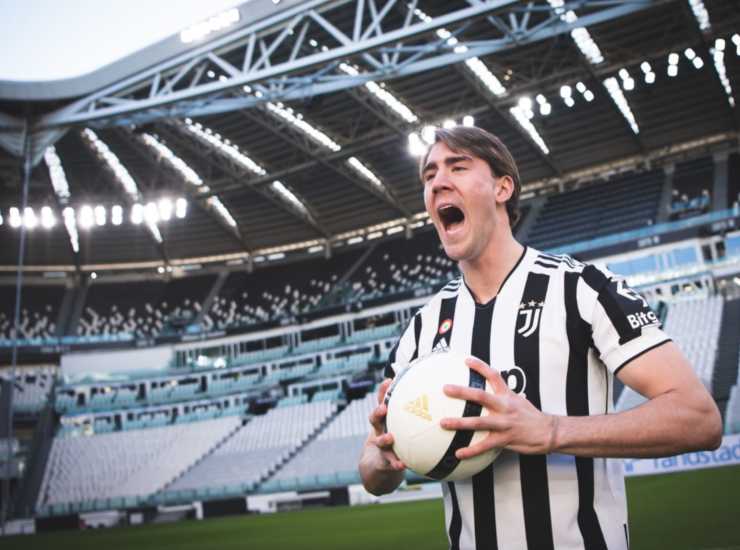 Vlahovic con la maglia della Juventus (Credit Foto Juventus Twitter)