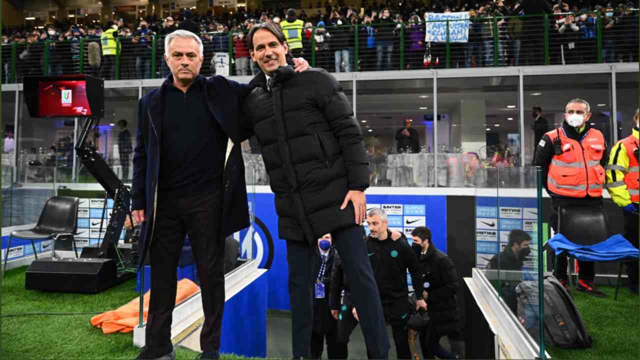 José Mourinho e Simone Inzaghi a inizio partita (Credit Foto Inter Twitter)
