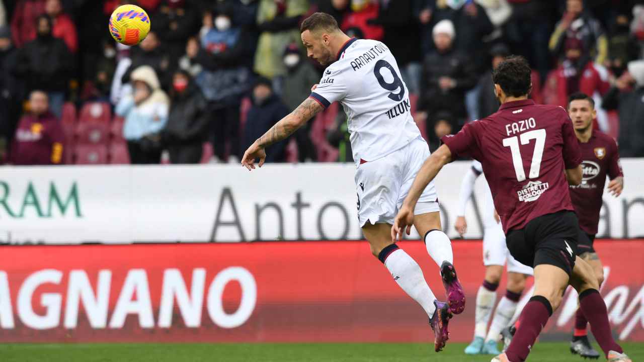 Marko Arnautovic segna di testa il gol del vantaggio del Bologna (credit: Ansa)