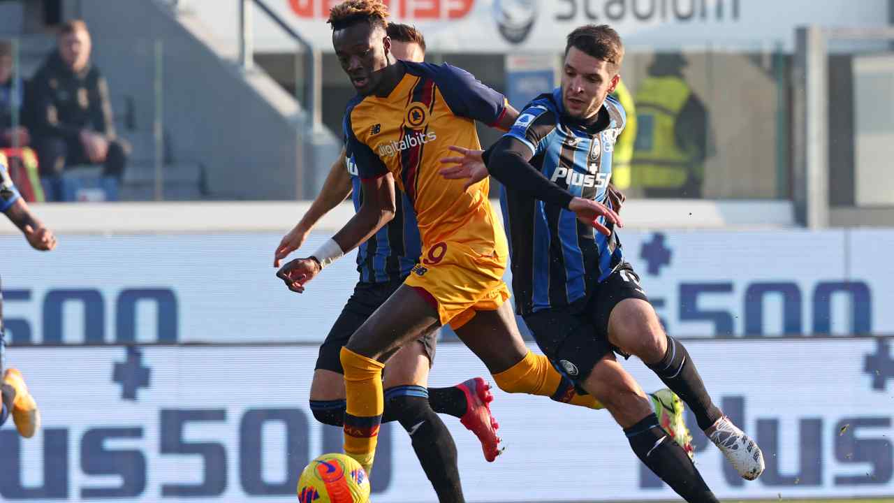 Sfida tra giocatori di Roma e Atalanta nel match d'andata - credits: Ansa Foto. Il Calcio Magazine