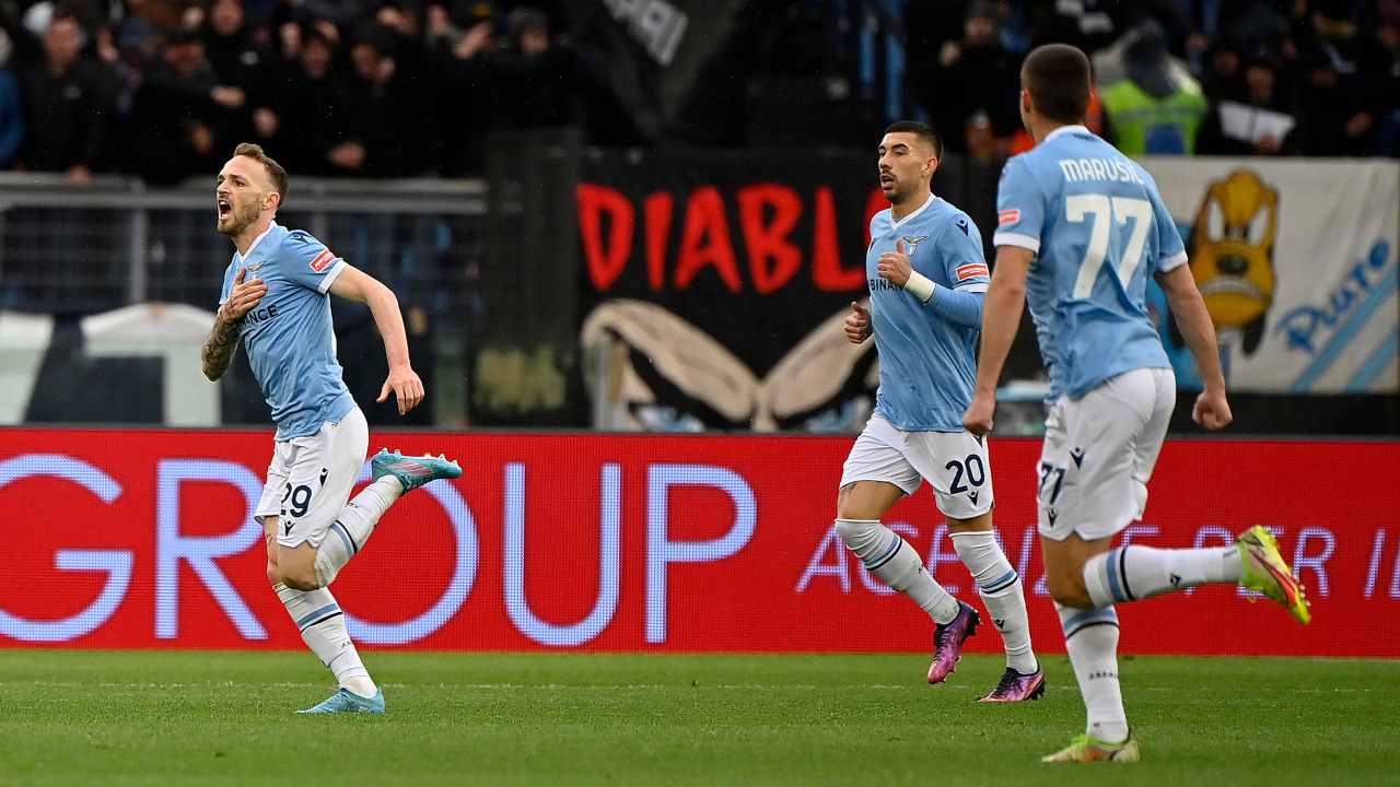 Giocatori della Lazio esultano dopo il gol (Credit Foto Ansa)