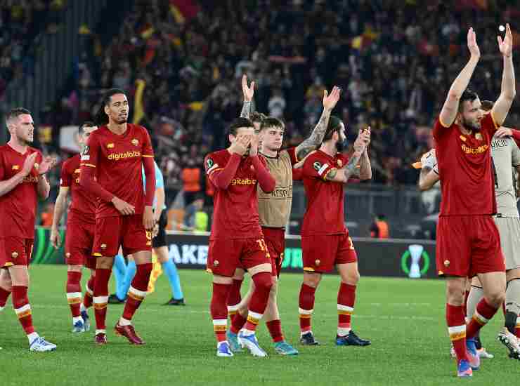 I giocatori della Roma sotto la curva dopo la vittoria [Credit: ANSA] - Meteoweek