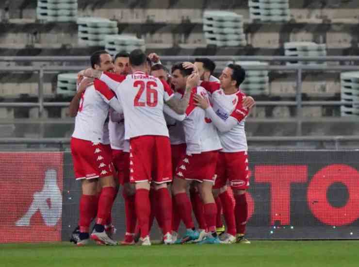 Giocatori del Bari festeggiano un gol - credits: labaricalcio.it. Sportmeteoweek