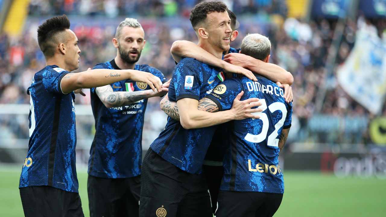 Giocatori dell'Inter festeggiano la vittoria contro l'Udinese (Credit Foto Ansa)