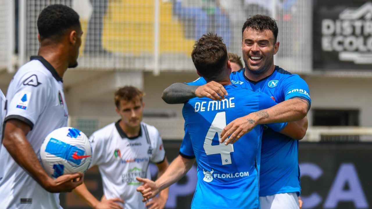 Demme abbraccia Petagna dopo il gol dello 0-3 (credit: Ansa)