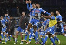 Napoli saluta i tifosi a fine partita (Credit Foto Ansa)