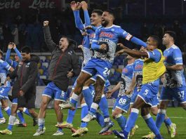 Napoli saluta i tifosi a fine partita (Credit Foto Ansa)