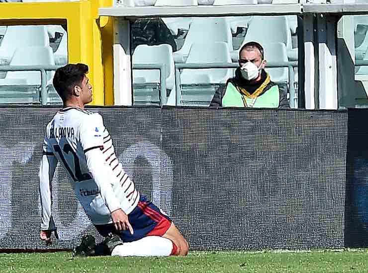 Raoul Bellanova, esterno del Cagliari, esulta per il gol