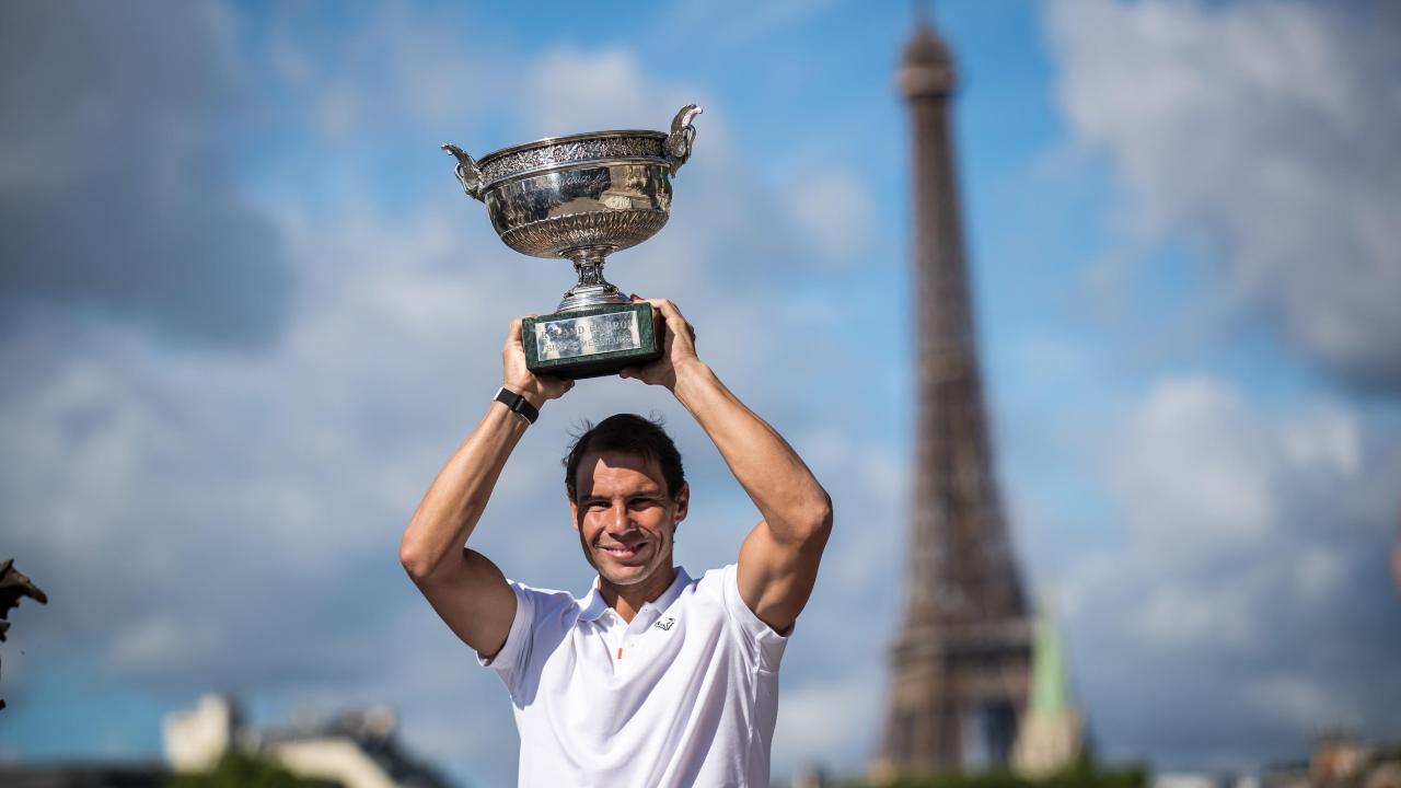 Nadal con il trofeo del Roland Garros - credits: Ansa Foto. Sportmeteoweek