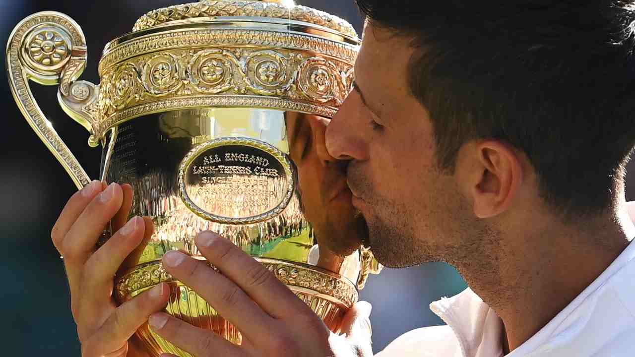 Djokovic con il trofeo di Wimbledon - credits: Ansa Foto. Sportmeteoweek
